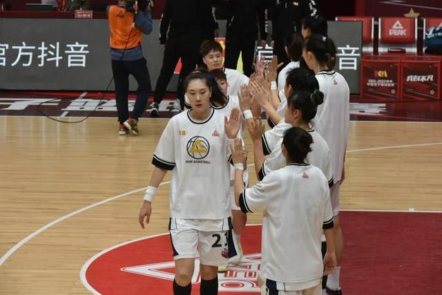 时间：2025.09.02 ： 作者：青果 ： 20年前的《东京审判》20年后的《生还》 让更多人窥见历史的真实面目 时长：00:58 ：电影网 展开 20年前的《东京审判》20年后的《生还》 让更多人窥见历史的真实面目收起 时长：00:58建议WIFI下打开 专稿 2025年9月3日，北京天安门前将举行盛大阅兵式，纪念中国人民抗日战争暨世界反法西斯战争胜利80周年。